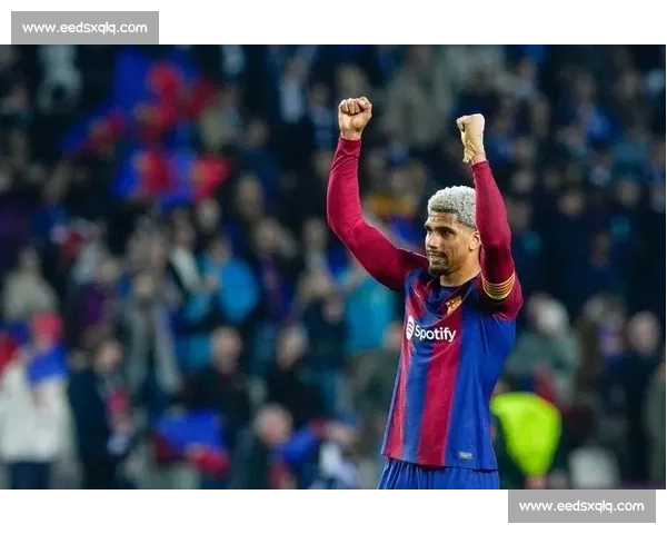 世体炮轰国家德比漏判：卡瓦哈尔冲人不冲球，阿劳霍点球被抹除